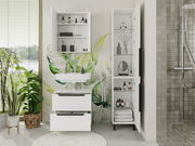 Moderner Hochschrank im Badezimmer, geöffnet, mit Handtüchern und Pflegeprodukten, seitliche Perspektive.