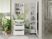 Moderner Hochschrank im Badezimmer, geöffnet, mit Handtüchern und Pflegeprodukten, seitliche Perspektive.