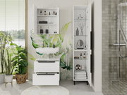 Moderner Hochschrank im Badezimmer, geöffnet, mit Handtüchern und Pflegeprodukten, seitliche Perspektive.
