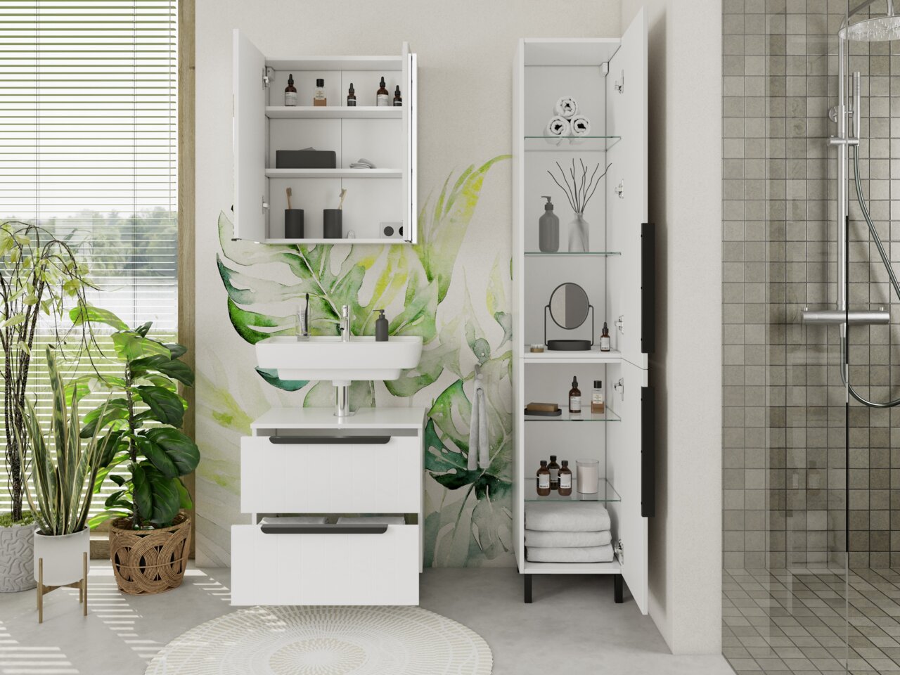 Moderner Hochschrank im Badezimmer, geöffnet, mit Handtüchern und Pflegeprodukten, seitliche Perspektive.