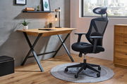 Moderner schwarzer Drehstuhl mit Netzrückenlehne und Kopfstütze, seitliche Perspektive in einem stilvollen Home-Office-Setup.