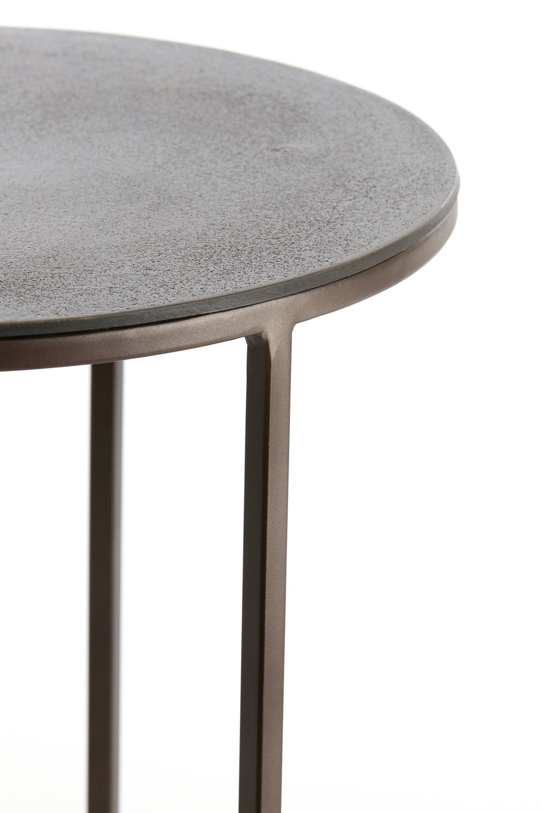 Light&Living Beistelltisch-Sets TALCA Nahaufnahme eines runden Beistelltisches mit metallischer Oberfläche und schlanken Beinen, seitliche Perspektive.