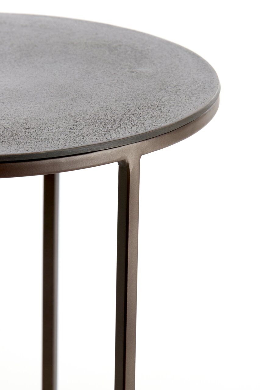 Light&Living Beistelltisch-Sets TALCA Nahaufnahme eines runden Beistelltisches mit metallischer Oberfläche und schlanken Beinen, seitliche Perspektive.