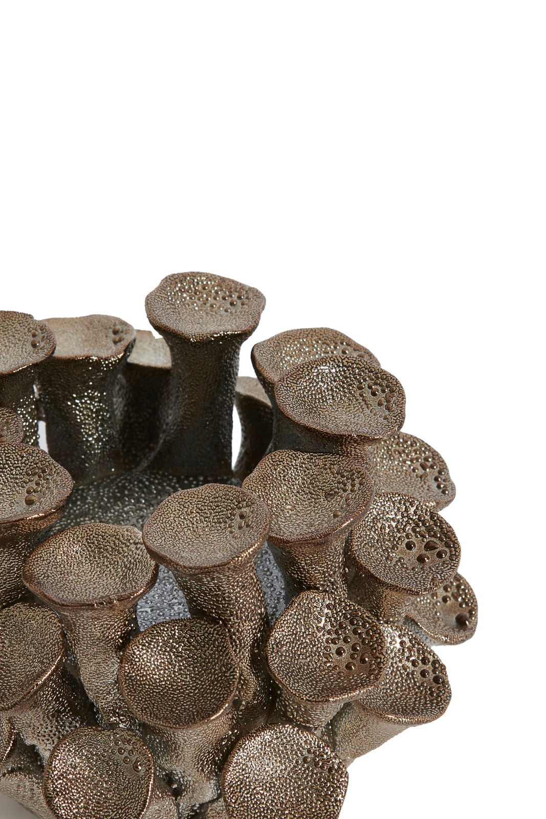 Nahaufnahme eines kunstvoll gestalteten Teelichthalters mit organischen, röhrenförmigen Strukturen in metallischer Optik.