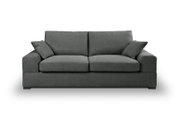 Dunkelgraues 2-Sitzer-Sofa mit Stoffbezug, zwei Sitz- und zwei Rückenkissen sowie zwei Zierkissen, freigestellt auf weißem Hintergrund, Frontansicht.