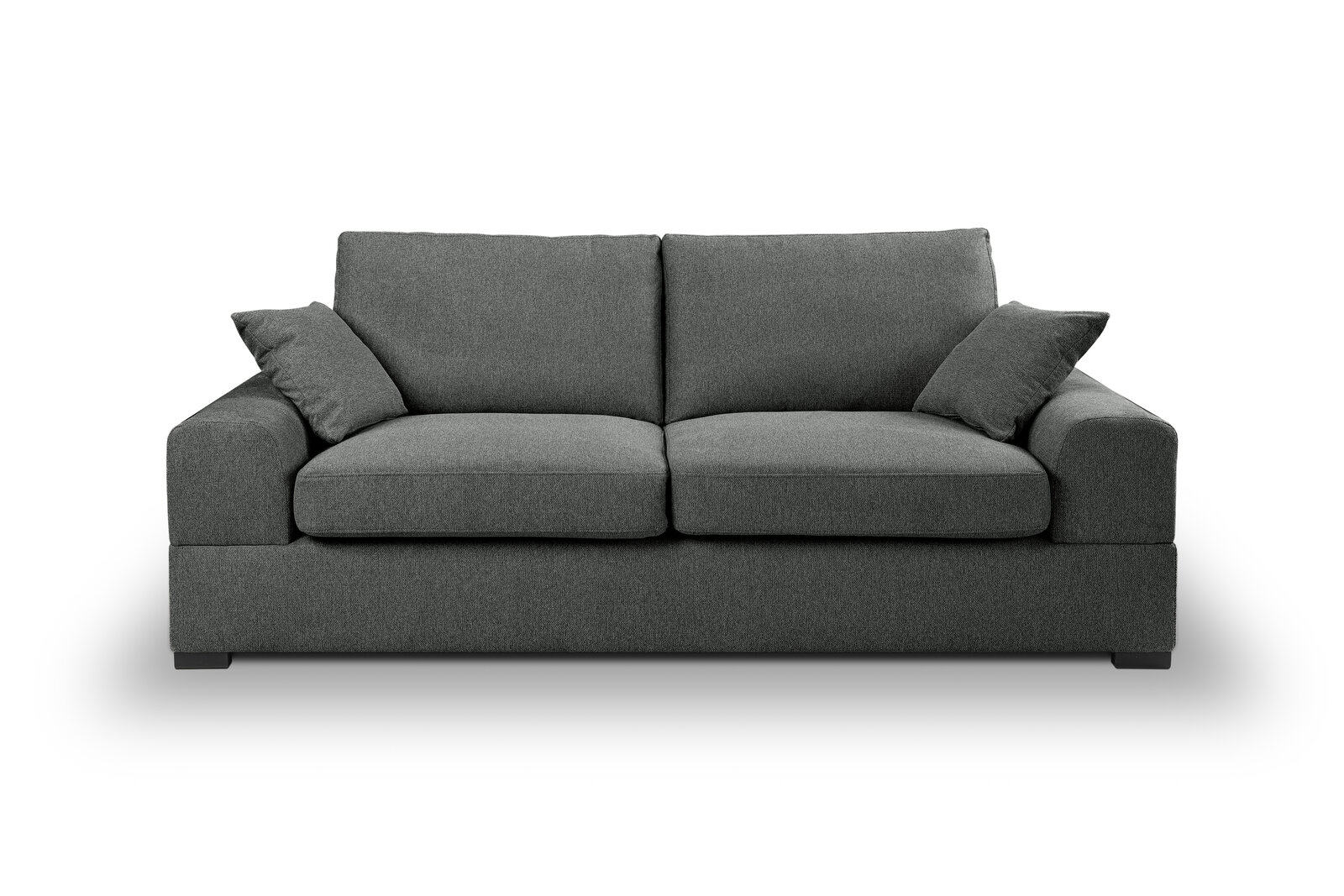 Dunkelgraues 2-Sitzer-Sofa mit Stoffbezug, zwei Sitz- und zwei Rückenkissen sowie zwei Zierkissen, freigestellt auf weißem Hintergrund, Frontansicht.