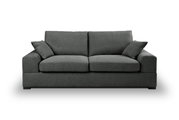 Dunkelgraues 2-Sitzer-Sofa mit Stoffbezug, zwei Sitz- und zwei Rückenkissen sowie zwei Zierkissen, freigestellt auf weißem Hintergrund, Frontansicht.