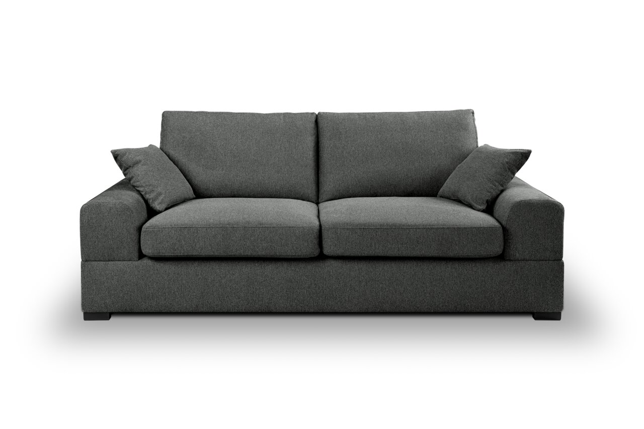Dunkelgraues 2-Sitzer-Sofa mit Stoffbezug, zwei Sitz- und zwei Rückenkissen sowie zwei Zierkissen, freigestellt auf weißem Hintergrund, Frontansicht.