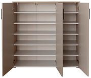 Offener Schuhschrank mit mehreren Regalböden, frontal betrachtet.
