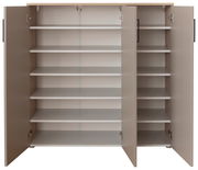 Offener Schuhschrank mit mehreren Regalböden, frontal betrachtet.