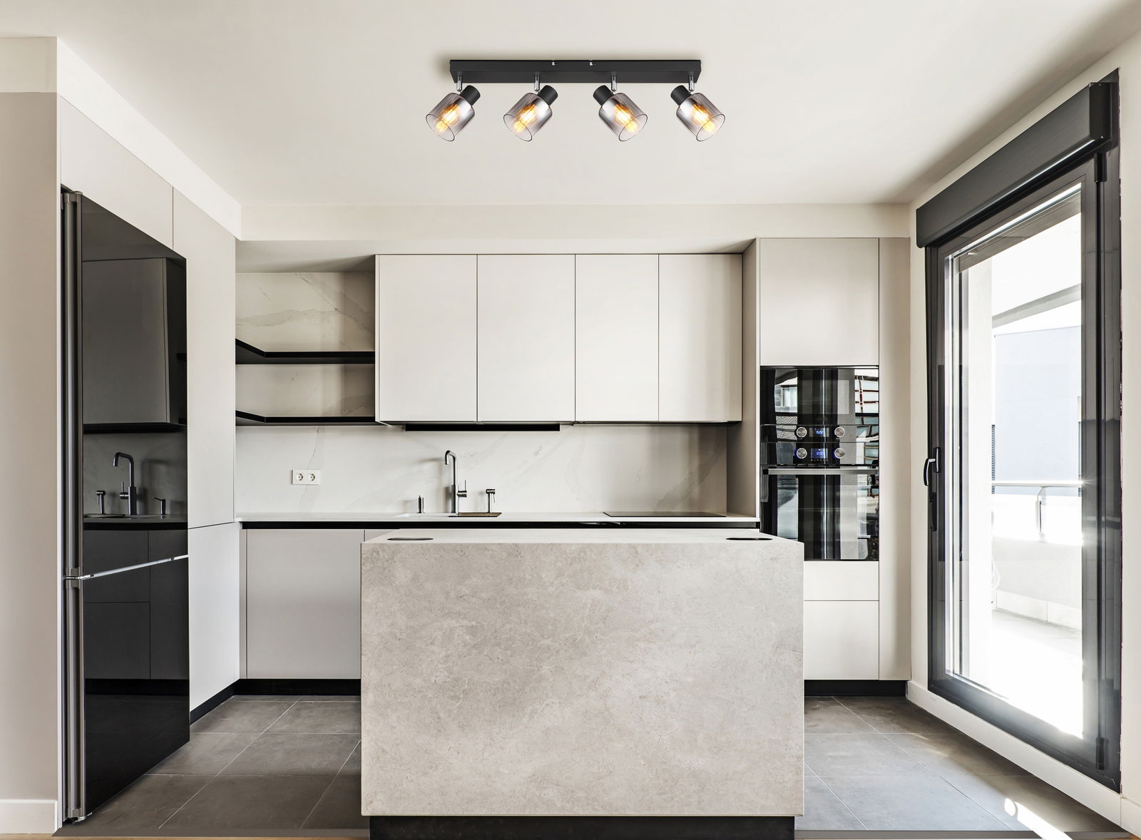 NOWA Strahler JACK Moderne Küche mit einem an der Decke montierten Strahler mit vier verstellbaren Leuchten, Blick von vorne.