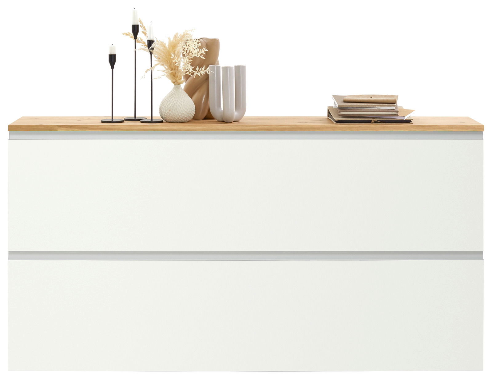 Moderner Hängeschuhschrank in Weiß mit Holzoberfläche, dekoriert mit Kerzenhaltern, Vasen und Büchern, Frontalansicht.