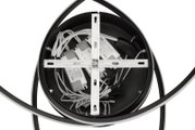 Innenansicht einer LED-Deckenleuchte mit sichtbaren Kabeln und elektronischen Komponenten, von unten betrachtet.