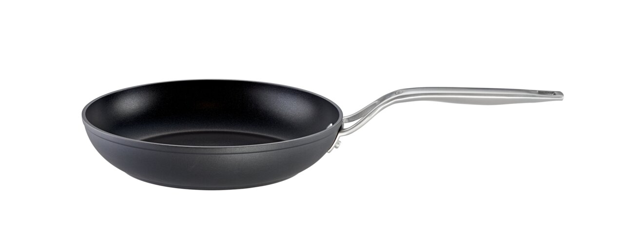 Schwarze Bratpfanne Raise mit silbernem Griff, seitliche Perspektive