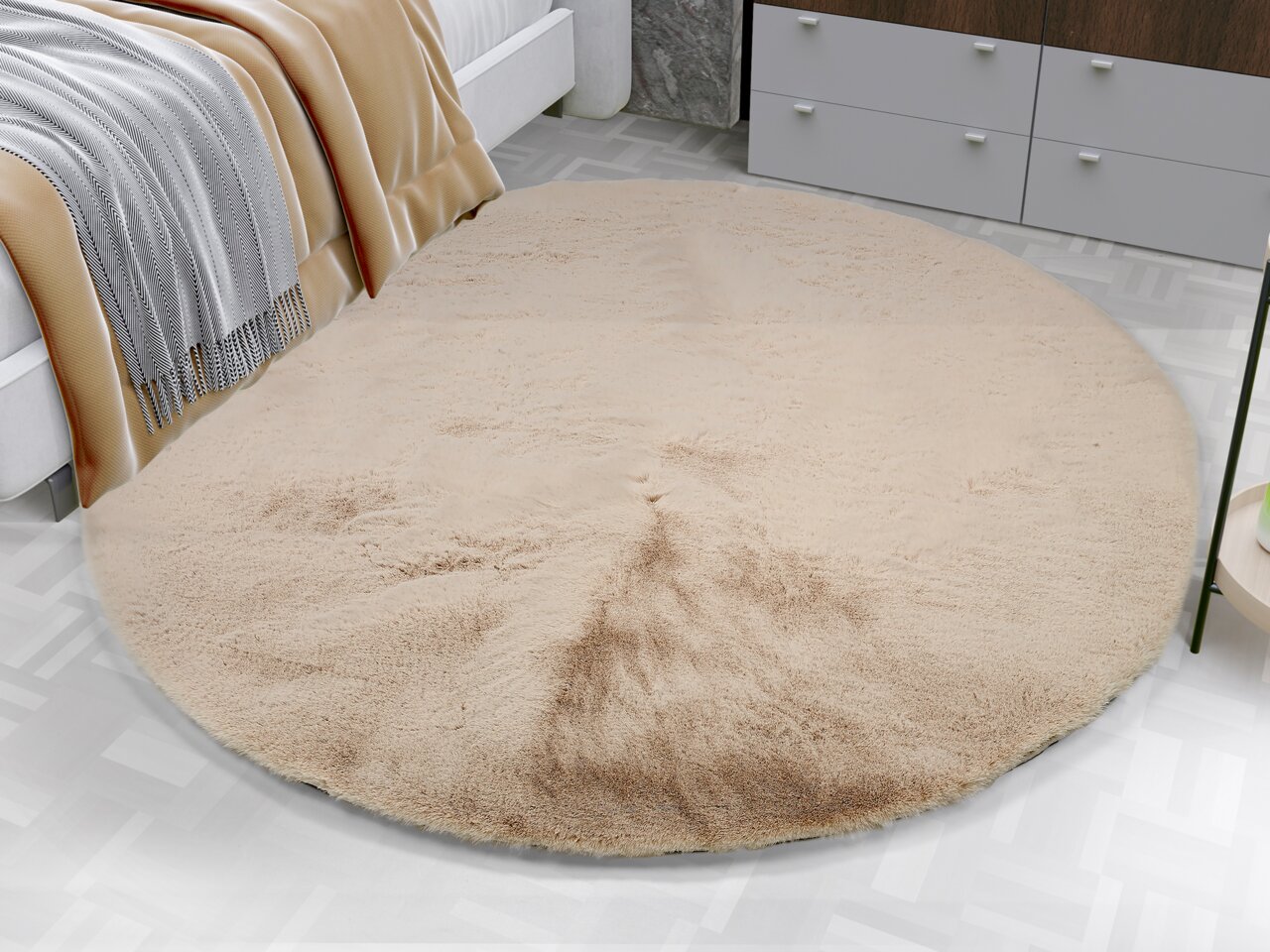 Runder, beiger Fellteppich in einem modernen Schlafzimmer, aus der Vogelperspektive fotografiert.