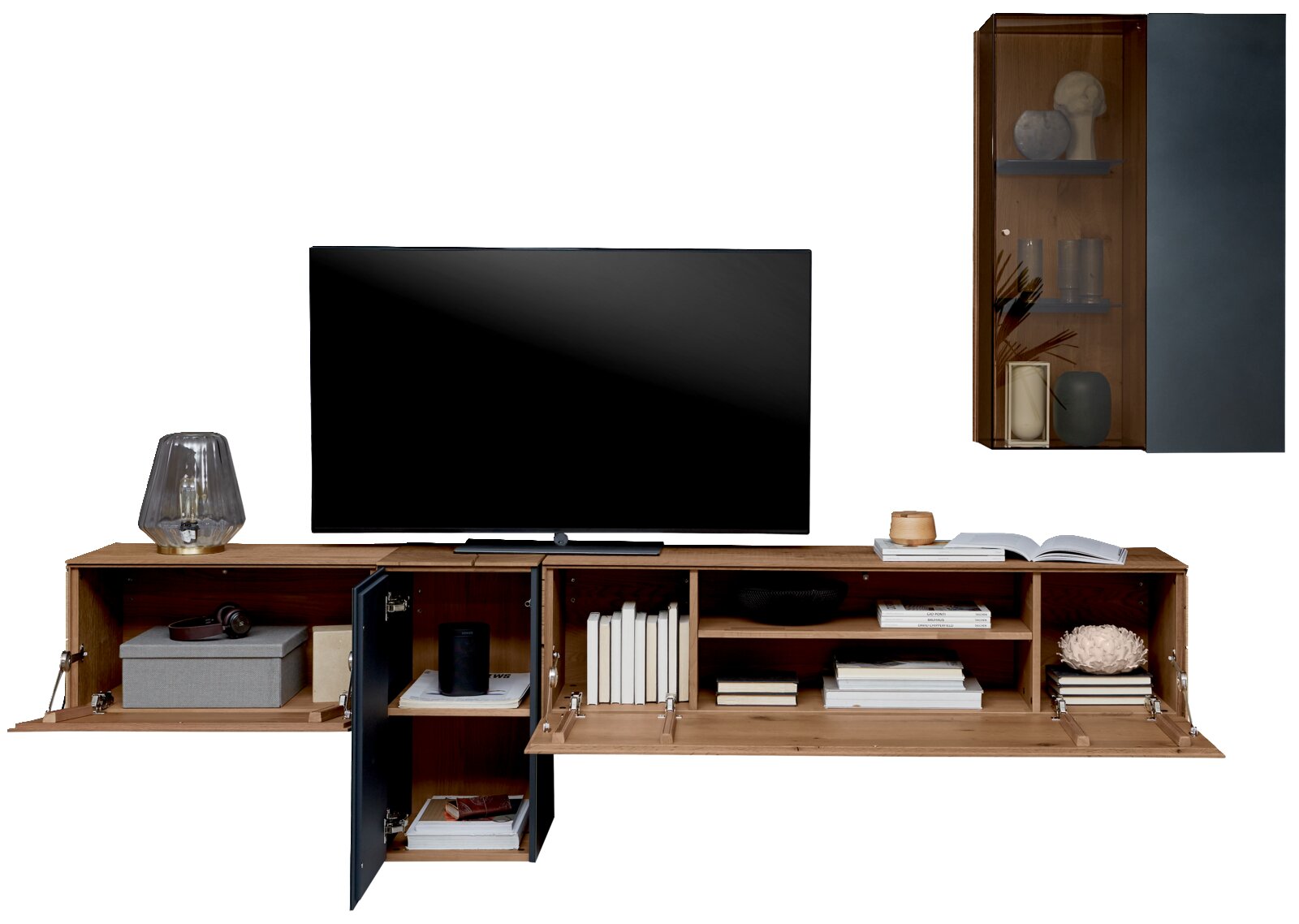 Moderne Wandkombination aus Holz mit TV, Regalen und Dekorationen, frontal betrachtet.