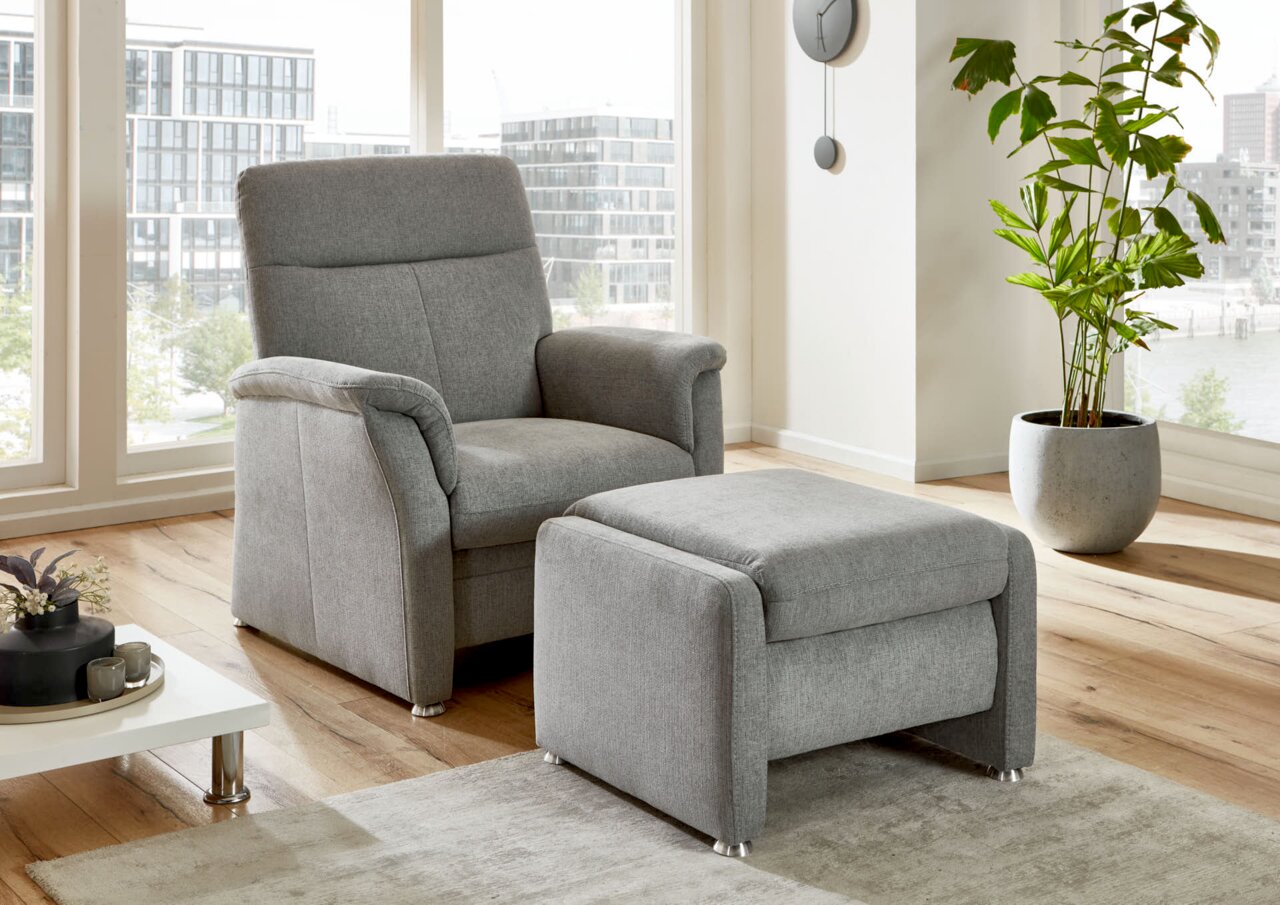 Grijze poef in een moderne woonkamer, zijaanzicht