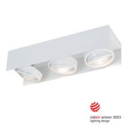 LED Aufbauleuchte mit drei verstellbaren Strahlern, seitliche Perspektive, ausgezeichnet mit dem Red Dot Award 2023.