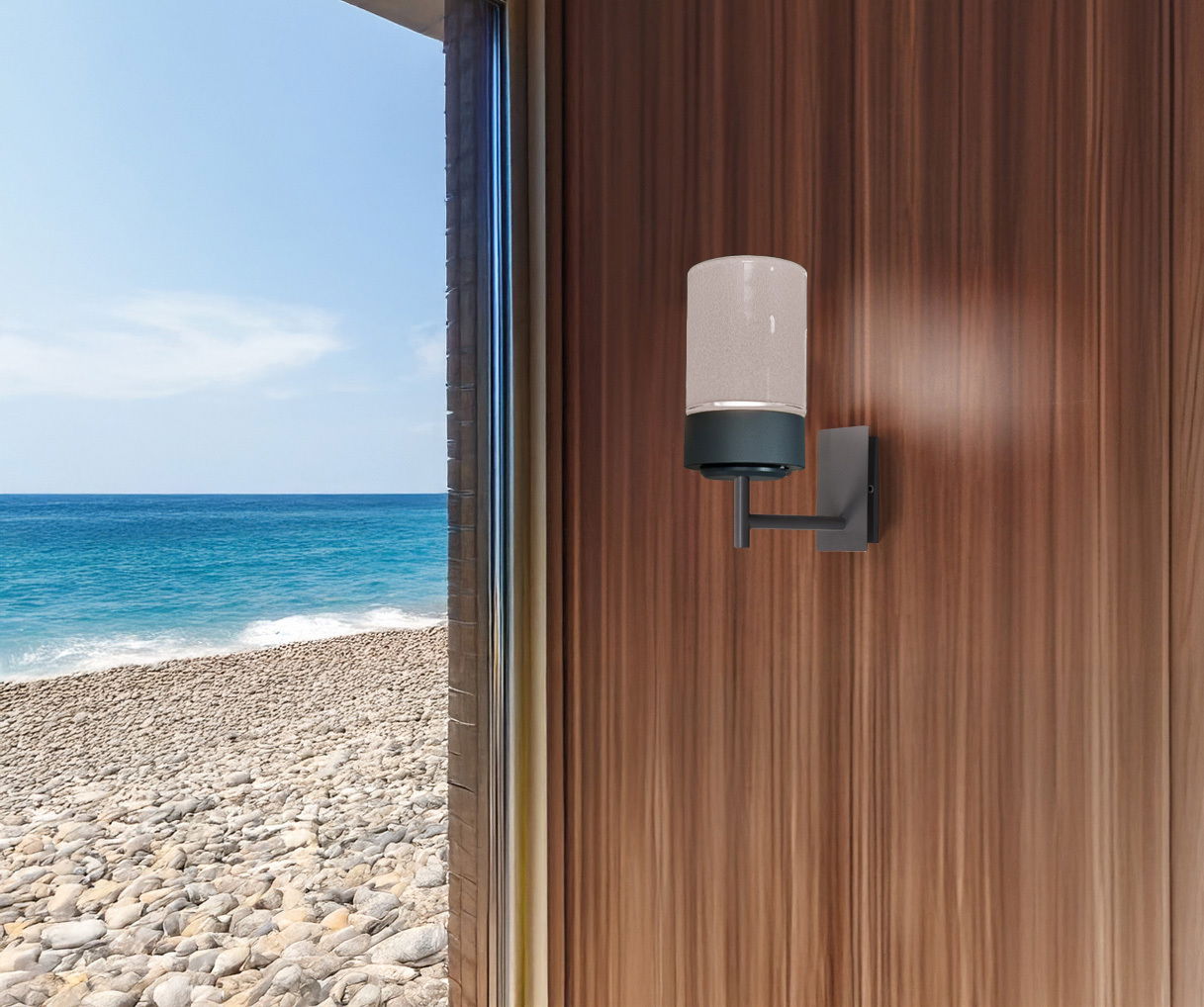 Moderne Akku-Wandleuchte an einer Holzwand mit Blick auf das Meer im Hintergrund.