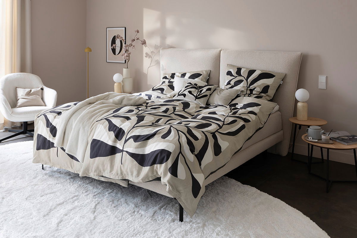 Bett mit Schöner Wohnen Bettwäsche PLANT in einem modernen Schlafzimmer, seitliche Perspektive