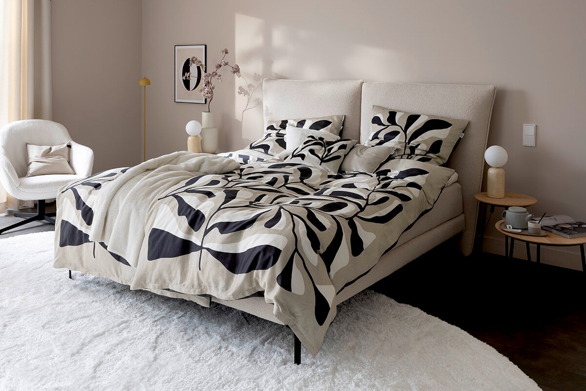 Schöner Wohnen Bettwäsche 135x200cm PLANT Bett mit Schöner Wohnen Bettwäsche PLANT in einem modernen Schlafzimmer, seitliche Perspektive