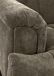 Nahaufnahme einer 2,5er-Sitzbank mit strukturiertem Stoffbezug, seitliche Perspektive auf die Armlehne.