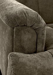 Nahaufnahme einer 2,5er-Sitzbank mit strukturiertem Stoffbezug, seitliche Perspektive auf die Armlehne.