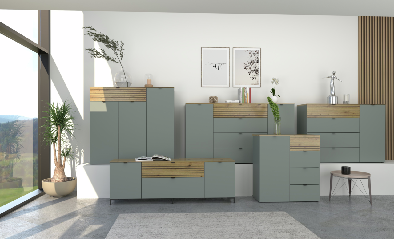 Moderne Garderobenmöbel in einem Wohnzimmer mit grauen Schränken und Holzdetails, seitliche Perspektive