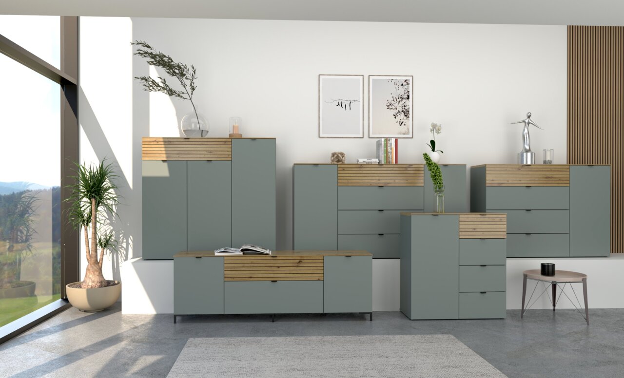 Moderne Garderobenmöbel in einem Wohnzimmer mit grauen Schränken und Holzdetails, seitliche Perspektive