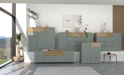 Moderne Garderobenmöbel in einem Wohnzimmer mit grauen Schränken und Holzdetails, seitliche Perspektive