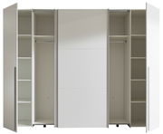 Offener Dreh- und Schwebetürenschrank mit vier Türen, Innenansicht mit Regalböden und Kleiderstangen, frontale Perspektive