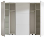 Offener Dreh- und Schwebetürenschrank mit vier Türen, Innenansicht mit Regalböden und Kleiderstangen, frontale Perspektive