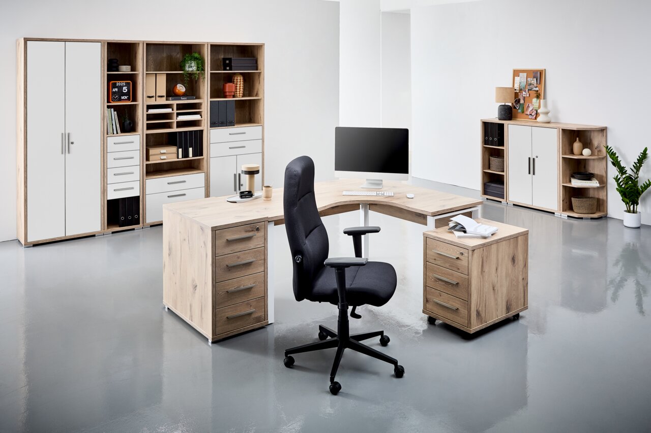 Moderne Büroumgebung mit einem Eckschreibtisch in Holzoptik, umgeben von Regalen und Schränken. Perspektive von vorne.
