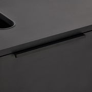 Nahaufnahme eines modernen, schwarzen Waschbeckenunterschranks mit glatter Oberfläche und integriertem Griff.