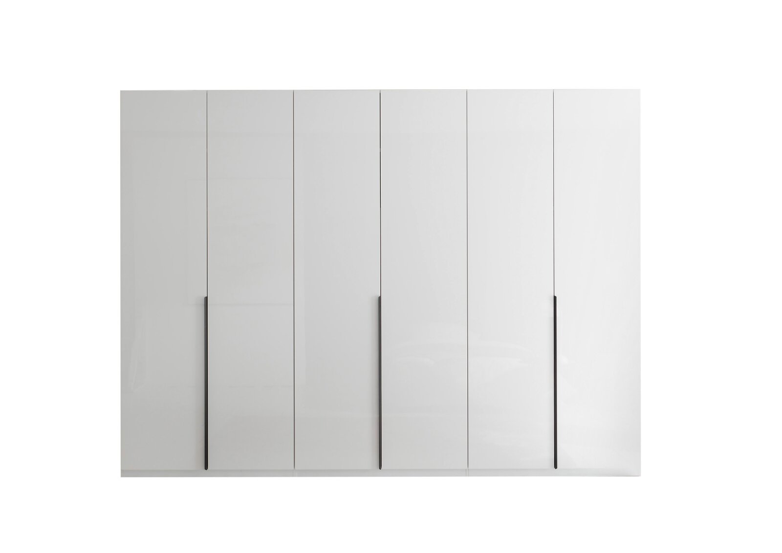Großer moderner Kleiderschrank mit sechs hochglänzend weißen Türen und schlanken schwarzen Griffleisten, frontal vor weißem Hintergrund dargestellt
