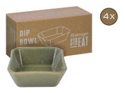 Grüne, eckige Dip-Schale aus Keramik/Steinzeug vor brauner „sango STREAT“ Dip-Bowl-Verpackung (4er-Set), Produktansicht schräg von vorne leicht von oben.