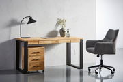 Moderner Schreibtisch aus Holz mit schwarzem Metallgestell, ausgestattet mit einer Schubladeneinheit auf Rollen, einer Tischlampe und Dekorationen, seitliche Perspektive.