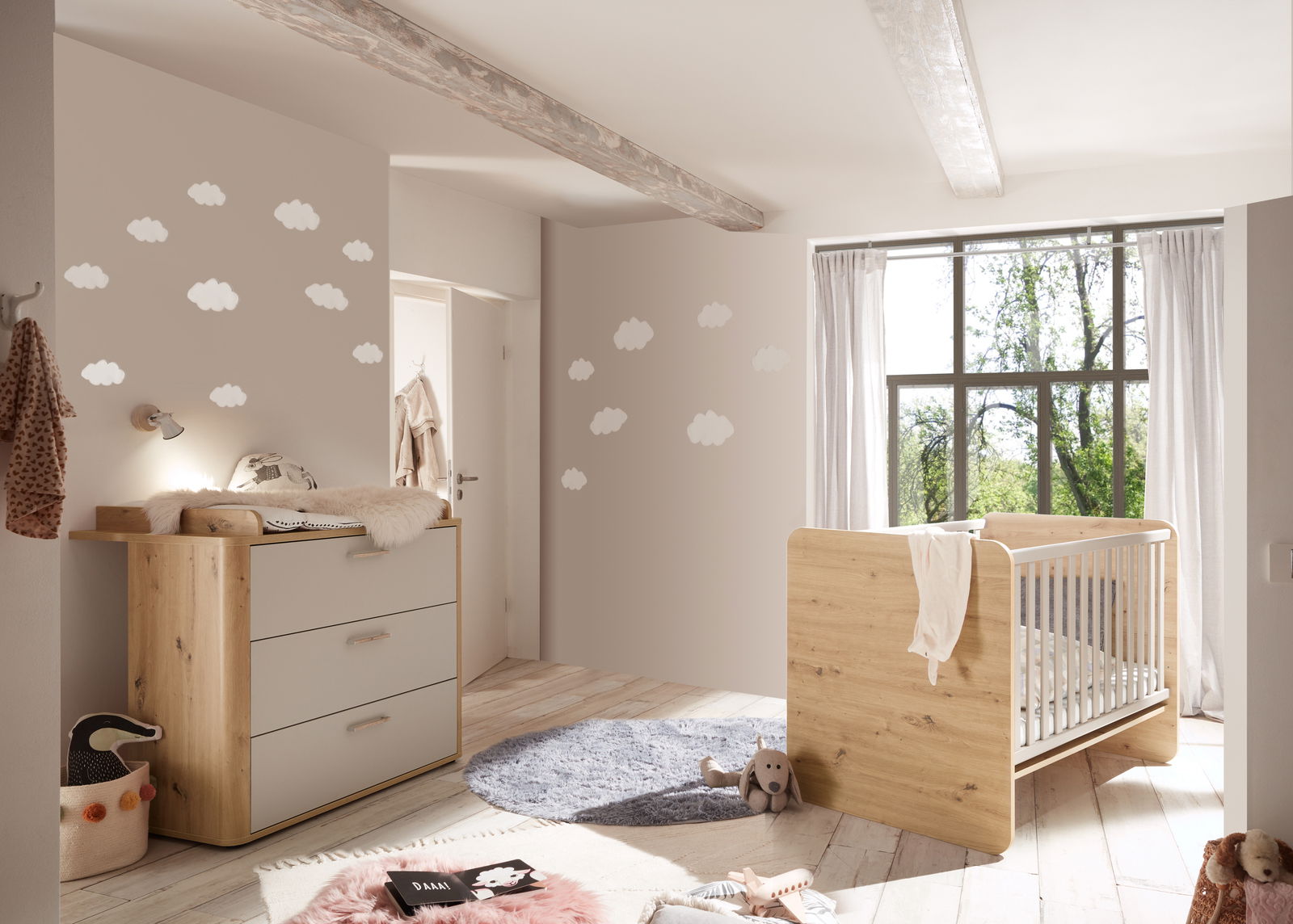 Gemütliches Babyzimmer mit Holzbett und Wickelkommode, seitliche Perspektive