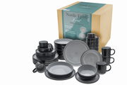 Kombiservice 30-tlg. Frost aus hochwertigem Steingut in Schwarz und Grau, bestehend aus Tellern, Schalen und Tassen, in einer ansprechenden Verpackung, seitliche Perspektive.
