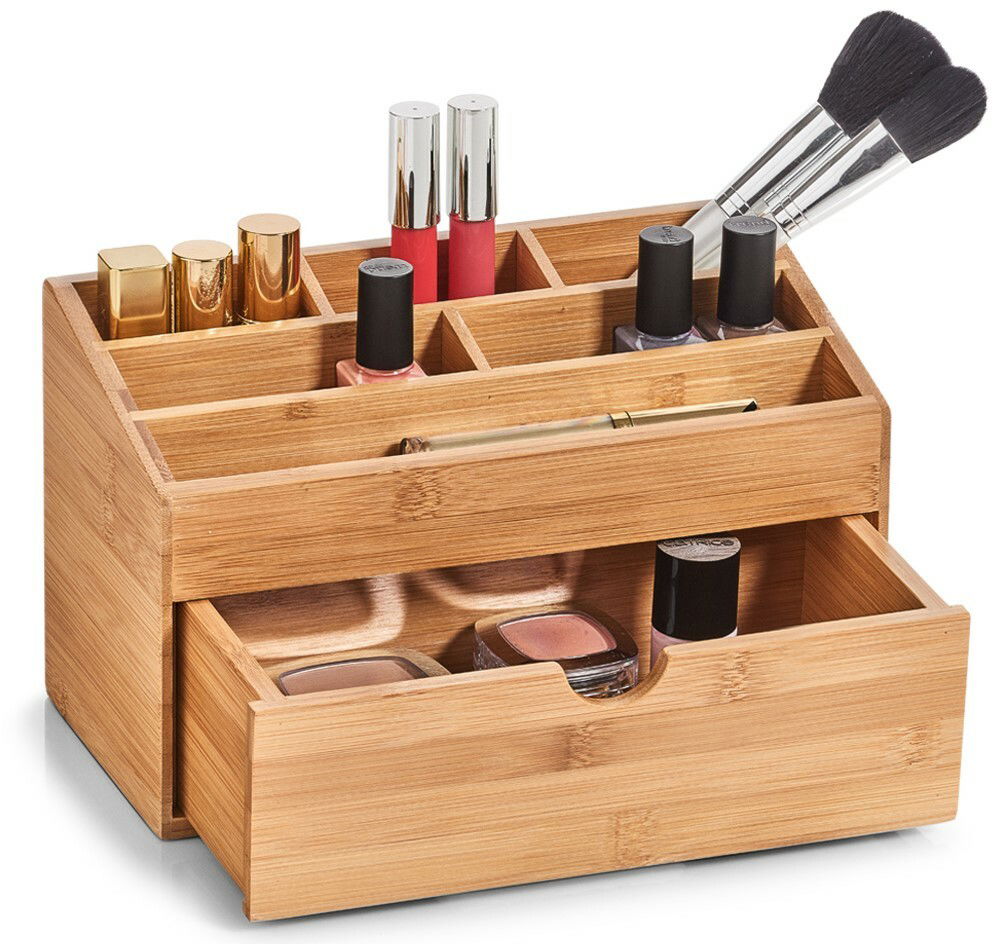 Organizer aus Holz mit Schubfach, gefüllt mit Kosmetikartikeln, aus schräger Perspektive fotografiert