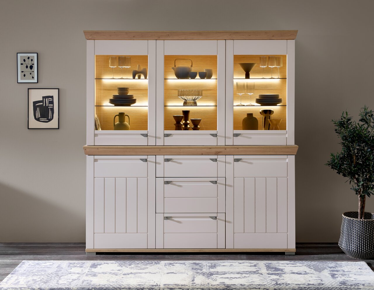 Buffetschrank aus Holz mit Glastüren und integrierter Beleuchtung, frontal fotografiert.