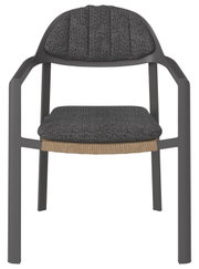Moderne loungestoel met grijze stoffen bekleding en zwart frame, vooraanzicht