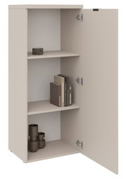 Halbhohes, einflügeliges Standelement mit geöffneter Tür, zwei Regalböden und dekorativen Objekten, seitliche Perspektive