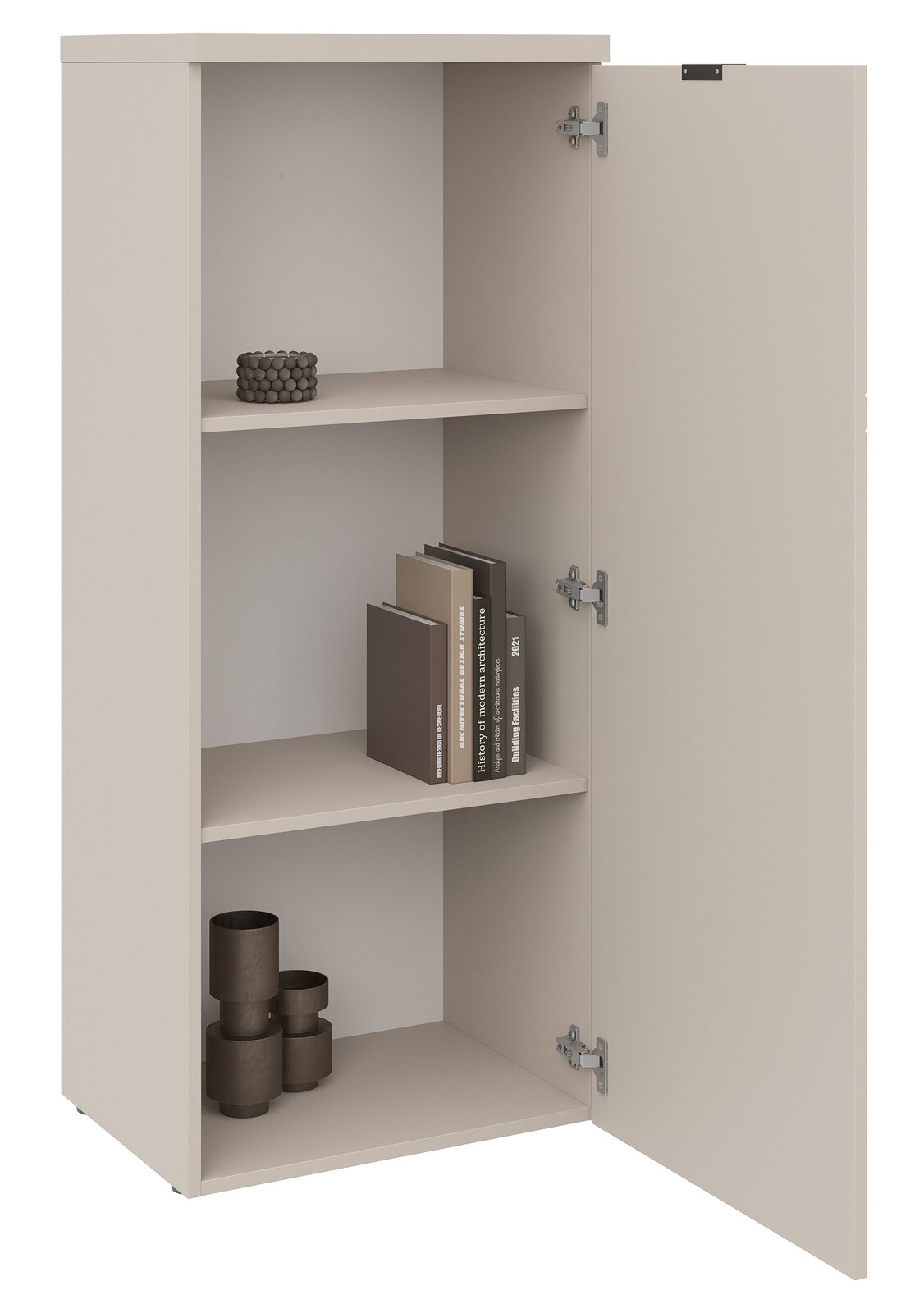 Halbhohes, einflügeliges Standelement mit geöffneter Tür, zwei Regalböden und dekorativen Objekten, seitliche Perspektive