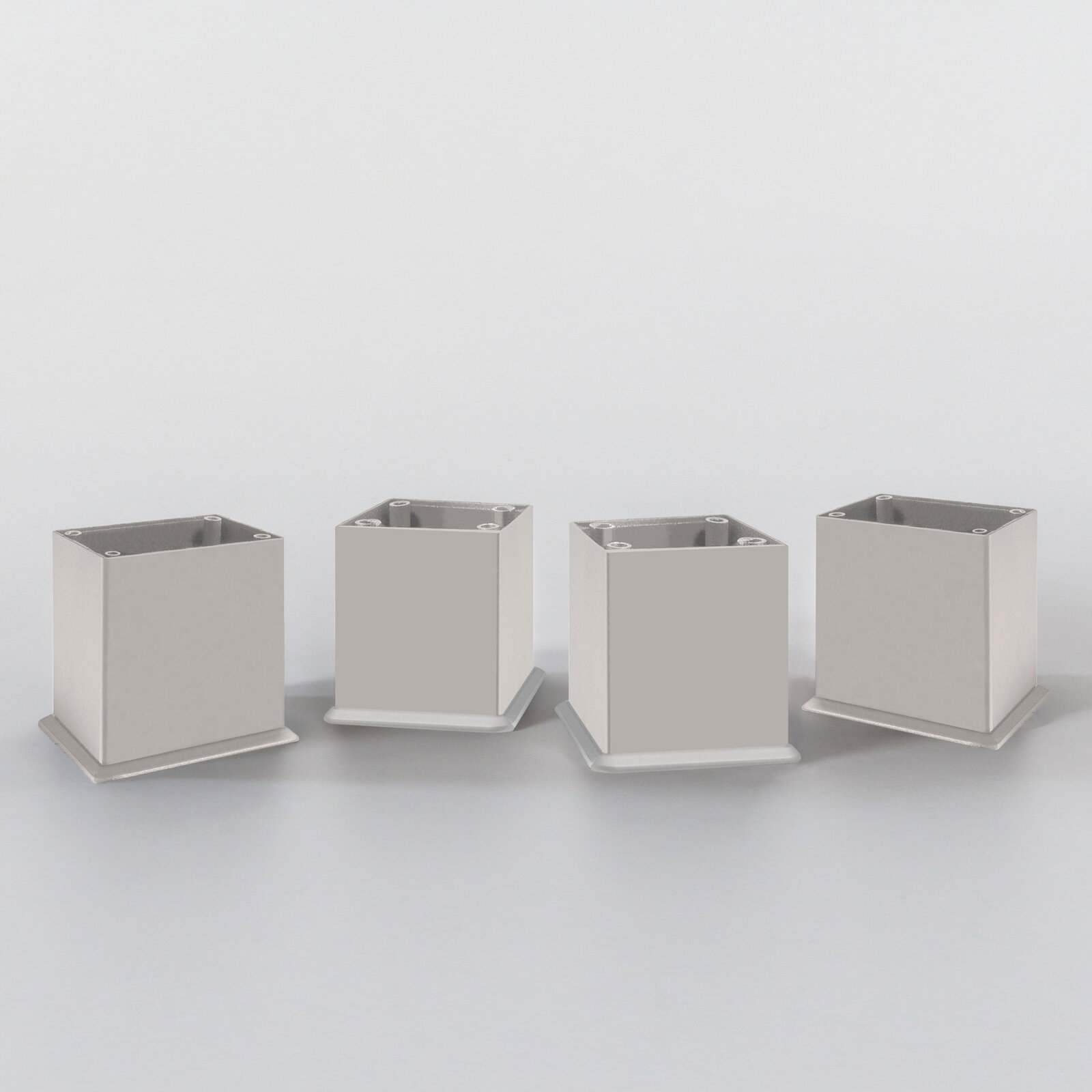 Vier quadratische, silberne Metallfüße für einen Midischrank, frontal betrachtet.