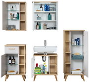 Hängeschrank aus Holz mit weißen Türen, gefüllt mit Pflegeprodukten, aus der Frontalperspektive.