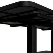 Nahaufnahme eines modernen schwarzen Gartentisches von unten, mit Fokus auf die Tischbeine und die Unterseite der Tischplatte.