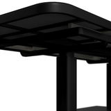 Nahaufnahme eines modernen schwarzen Gartentisches von unten, mit Fokus auf die Tischbeine und die Unterseite der Tischplatte.