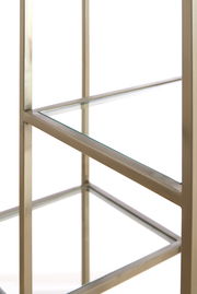 Nahaufnahme eines modernen Standregals mit Glasböden und Metallrahmen, seitliche Perspektive