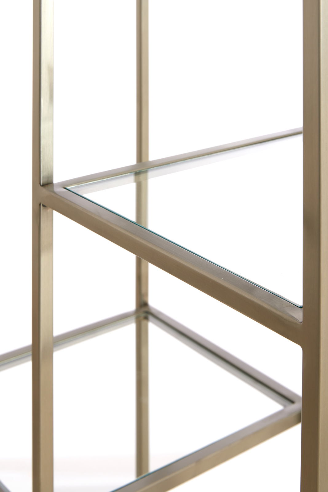Nahaufnahme eines modernen Standregals mit Glasböden und Metallrahmen, seitliche Perspektive